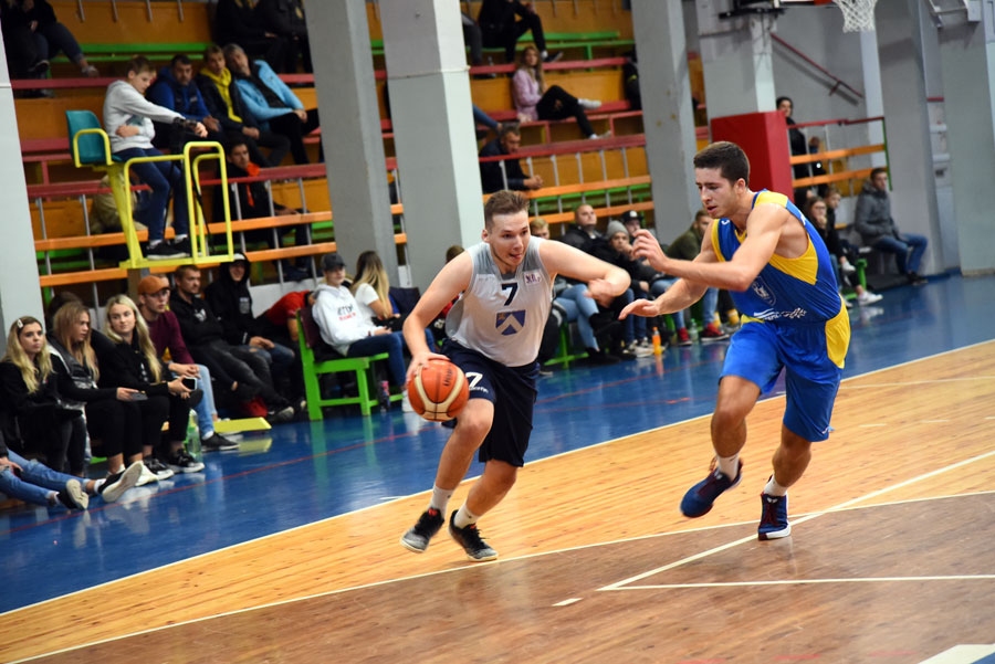 Elmārs Arcimovičs (ar bumbu) bija baušķenieku vienības rezultatīvākais spēlētājs.
Autors: Uldis Varnevičs