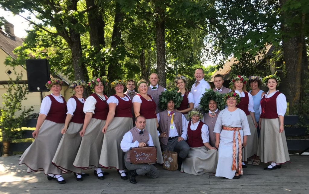 «Vēveri», Vecumnieku tautas nama vidējās paaudzes deju kolektīvs, svētkos allaž priecē novada ļaudis un viesus, pārsteidzot ar daudzveidīgu programmu.
Autors: No albuma.