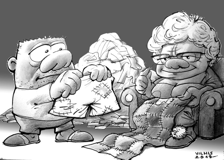 DRĒBJU KALNI JĀŠĶIRO! FAKTS: Atgūtās neatkarības pirmajos gados Latvijā daudzām ģimenēm izdzīvot palīdzēja tā sauktā humanitārā palīdzība – apģērbi, apavi un citas mantas; taču joprojām valstī gadā ieved vairāk nekā desmittūkstoš tonnu lietotu drēbju, un Bauskā vien esot vairāki desmiti  lietotu apģērbu veikalu. Daudz drēbju nonāk atkritumu konteineros. Eiropas Savienības direktīvas paredz, ka līdz 2025. gadam jāizveido dalītās savākšanas sistēma tekstilmateriāliem.
Humpalbodes atkal «topā»,/ Lasāms vēstīs datorlogā,/ Augsti situētas dāmas,/ Miesās apaļas un kārnas,/ Roku darbos varošas,/ Karaliski sapošas./ Miķelim ir padoms rokā – / Drēbēm jādod dzīve otrā,/ Celiņus var izaust košus,/ Dekoriņus vilinošus,/ Bet, kas labi saglabāts, Kādam mīļi dāvināts./ Tēma, rādās, svarīga,/ Dažviet sauc pēc palīga –/ Lupatās mēs dziļi slīkstam,/ Putekļos un kodēs nīkstam,/ Sveikas eirolupatām,/ Pietiek mums ar savējām!
Autors: Zīmējums – Vilnis Bulavs, rīmes – Daina Ziemele