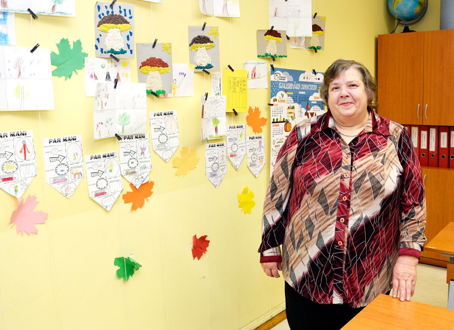 Gunta Ķikure Griķu pamatskolas 1. klases telpā.