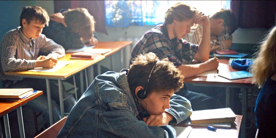 Kadrs no filmas. Jānis (Bruno Bitenieks) mācību stundas laikā klausās smago metālu.
Autors: Publicitātes foto