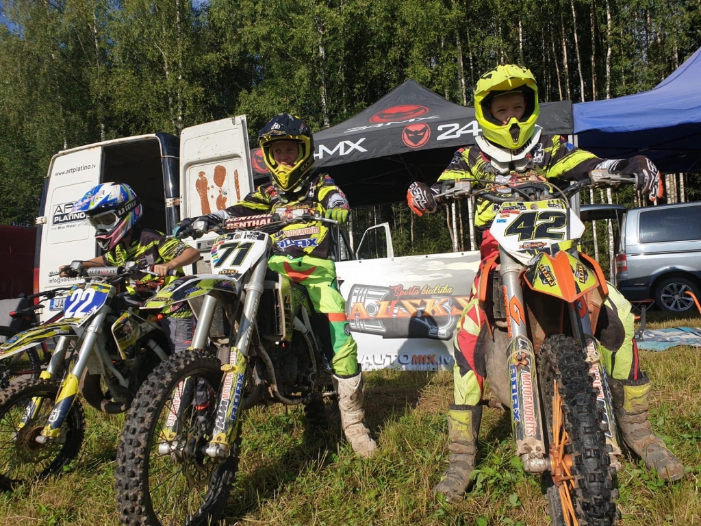 Sporta biedrības «Lausks» jaunie sportisti Kristofers Pankrats (42. nr.), Aksels Neimanis (71. nr.) un Ronalds Ziemelis (22. nr.).
Autors: no sporta biedrības «Lausks» arhīva