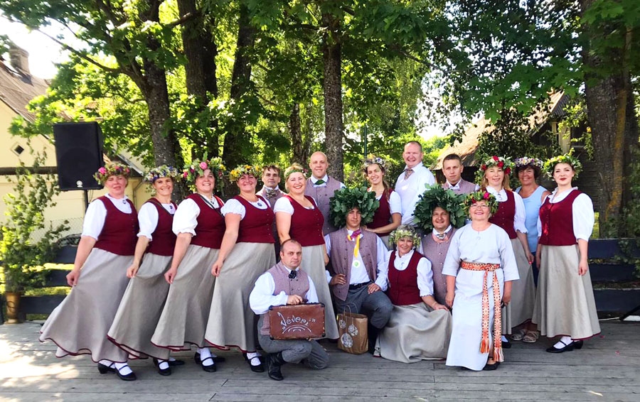 Deju kolektīva «Vēveri» dalībniekiem krāšņie soļu raksti palīdz vieglāk griezt ikdienas dzirnas un saglabāt sirdī prieku.
Autors: no deju kolektīva «Vēveri» albuma