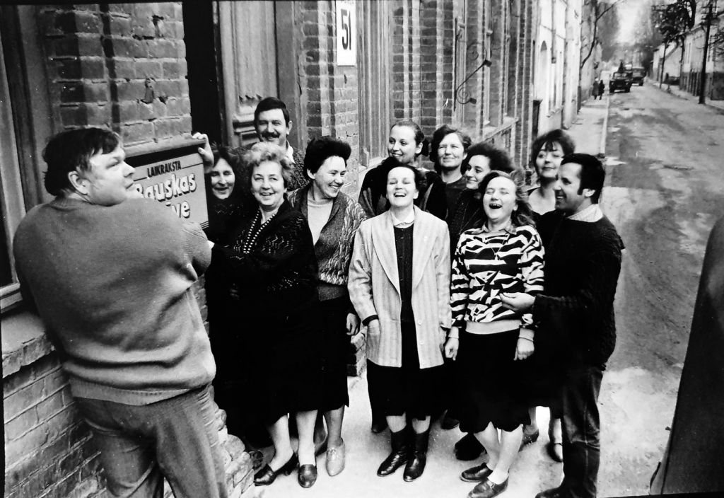 1989. gada 9. marts. No «Komunisma Ceļa» – «Bauskas Dzīvē». Toreizējais laikraksta galvenais redaktors – Gunārs Šimkevics (no kreisās).
Autors: no «Bauskas Dzīves» arhīva