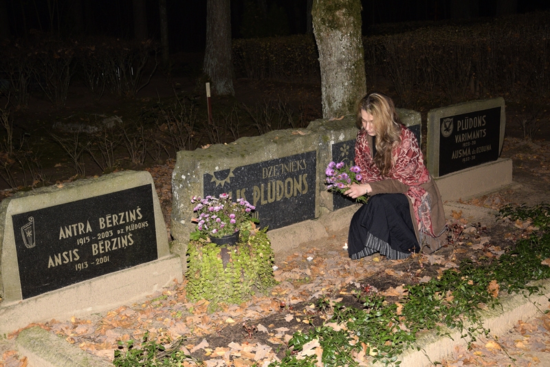 Plūdoņa muzeja un folkloras kopas «Laukam pāri» vadītāja Elīna Kūla-Braže Plūdoņa kapsētā.
Autors: Ivars Bogdanovs
