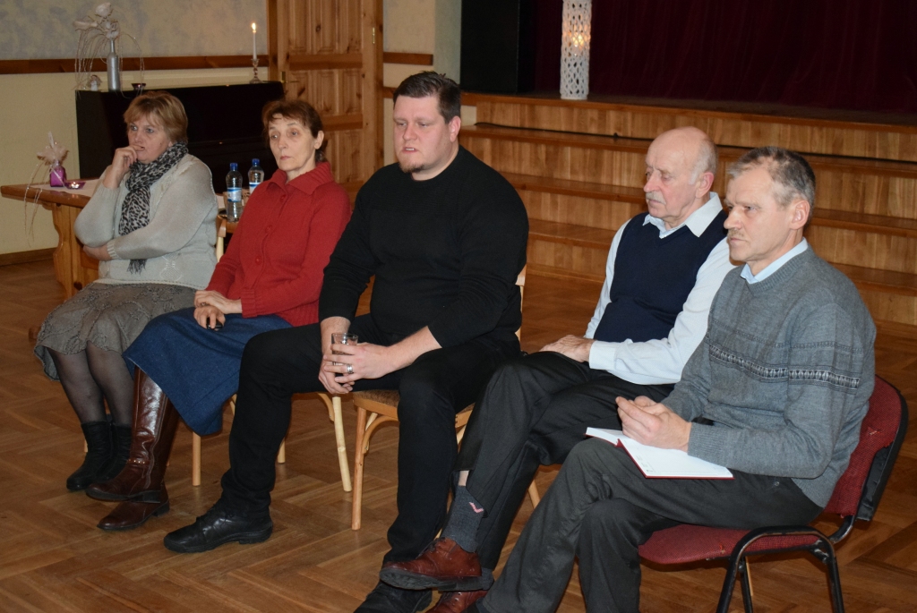 Deputāti Diāna Ruģele (no kreisās), Vēsma Petruševica, Dainis Rijkuris, Jānis Kalniņš un Mārtiņš Mediņš gada sākumā tikās ar iedzīvotājiem Skaistkalnē.
Autors: no «Bauskas Dzīves» arhīva.