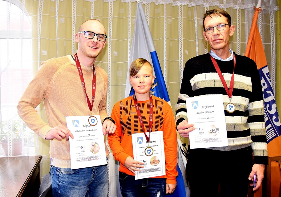 Everts Rūdolfs Lepsis (vidū) uzvarēja Bauskas novada čempionātā vīriešiem. Otrais – Jānis Štāls (no labās), savukārt trešais – Mārtiņš Junkurēns.
Autors: Uldis Varnevičs