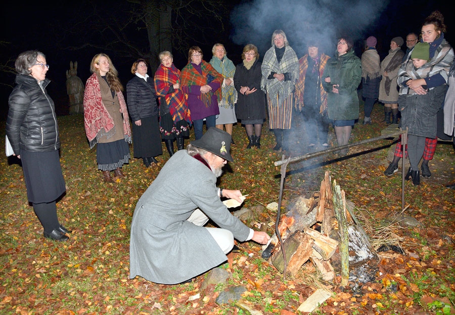 Pie ugunskura tika dziedātas tautasdziesmas.
Autors: Ivars Bogdanovs