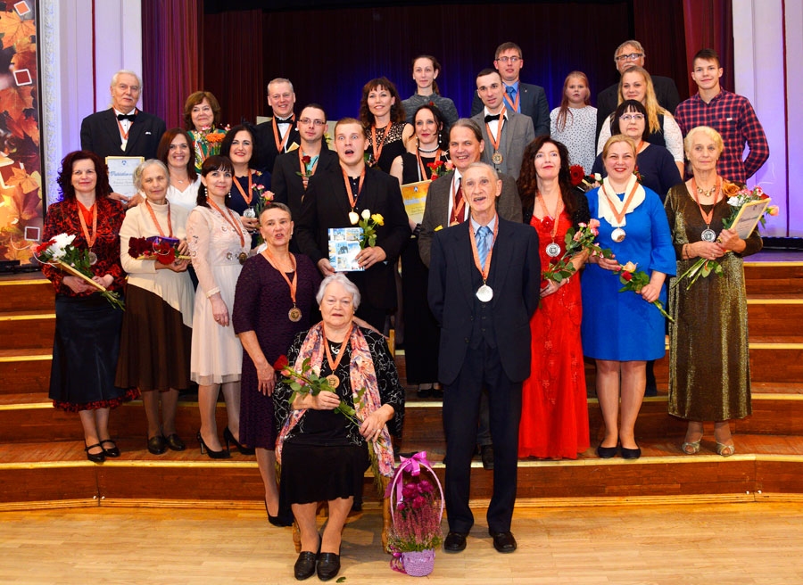 Bauskas tautas teātra trupa jubilejas vakarā, Priekšplānā – bijusī aktrise un trupas saliedētāja Dzintra Olava.
Autors: Ivars Bogdanovs