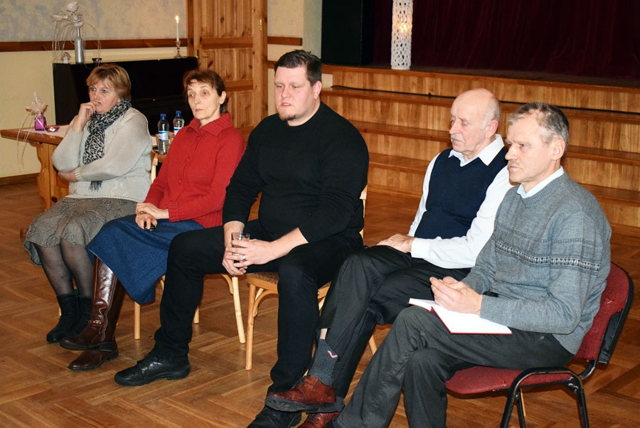 Deputāti Diāna Ruģele (no kreisās), Vēsma Petruševica, Dainis Rijkuris, Jānis Kalniņš un Mārtiņš Mediņš gada sākumā tikās ar iedzīvotājiem Skaistkalnē.
Autors: no «Bauskas Dzīves» arhīva