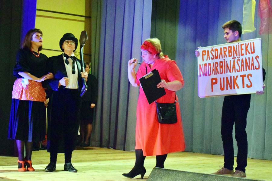 Stelpes pagasta amatiermākslinieki improvizētā priekšnesumā atklāja, ka Stelpē «pašdarbnieku vieta ir brīva», tāpēc darbā tika pieņemts arī kurmītis un viņa kundze.
Autors: Žanna Zālīte