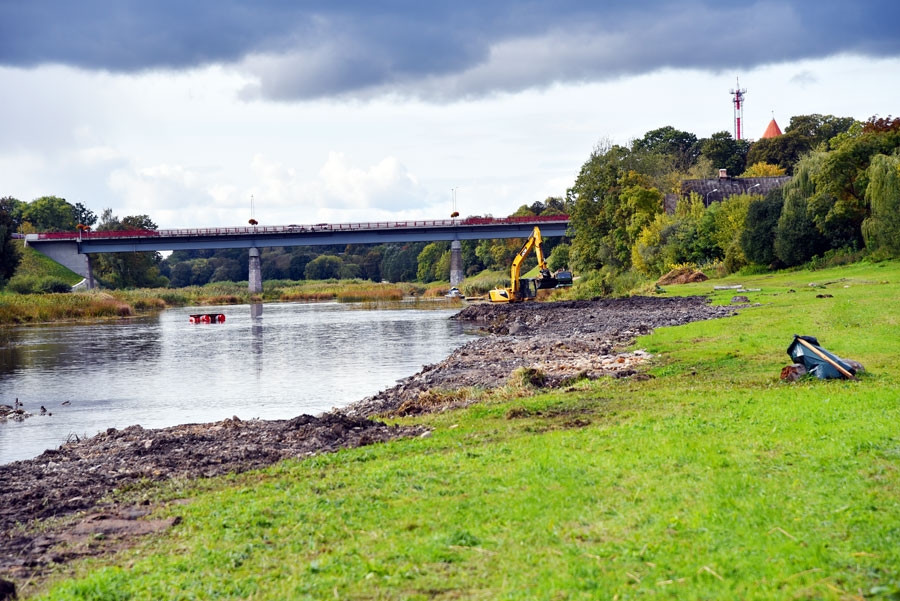 No stadiona līdz pat tiltam Mūsai samazināts gultnes platums un upe daļēji iztīrīta no nosēdumiem. Foto –
Autors: Uldis Varnevičs