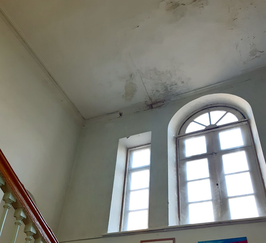 Svitenes pils kāpņu telpā no slapjajiem griestiem atdalījās apmetums.
Autors: Ivars Bogdanovs