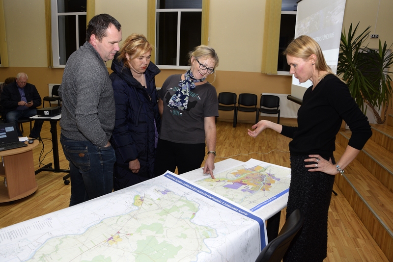 Ceraukstieši, kas dzīvo piepilsētā, interesējas par plānojumu un paredzamajām pārmaiņām viņu dzīvē.
Autors: Ivars Bogdanovs