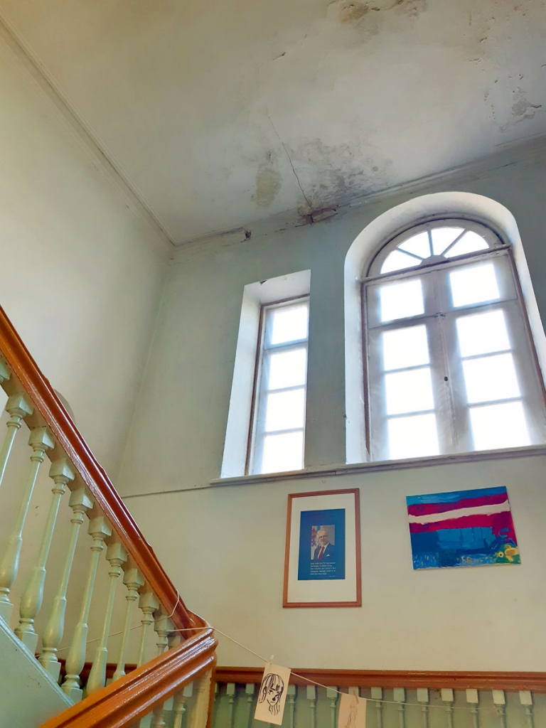 Muižas kungu mājas kāpņu telpā no slapjajiem griestiem atdalījās apmetums.
Autors: Ivars Bogdanovs