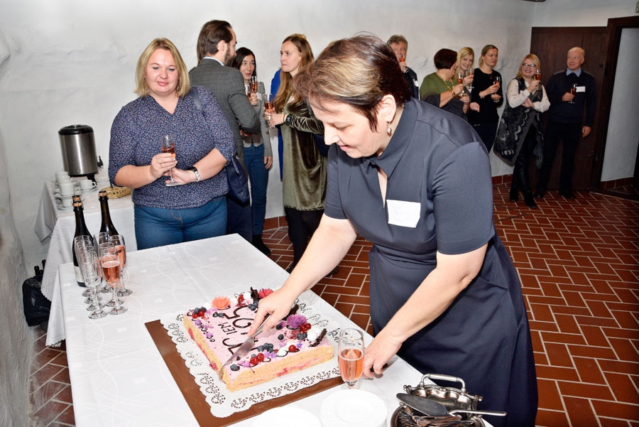 Ingrīda Smuškova sagriež TIC jubilejas torti.
Autors: Ivars Bogdanovs