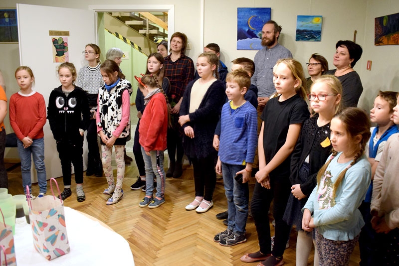 Izstādes «Krāsu prieks» atklāšana ieinteresēja daudzus Mūzikas un mākslas skolas audzēkņus, arī pedagogus.
Autors: Žanna Zālīte