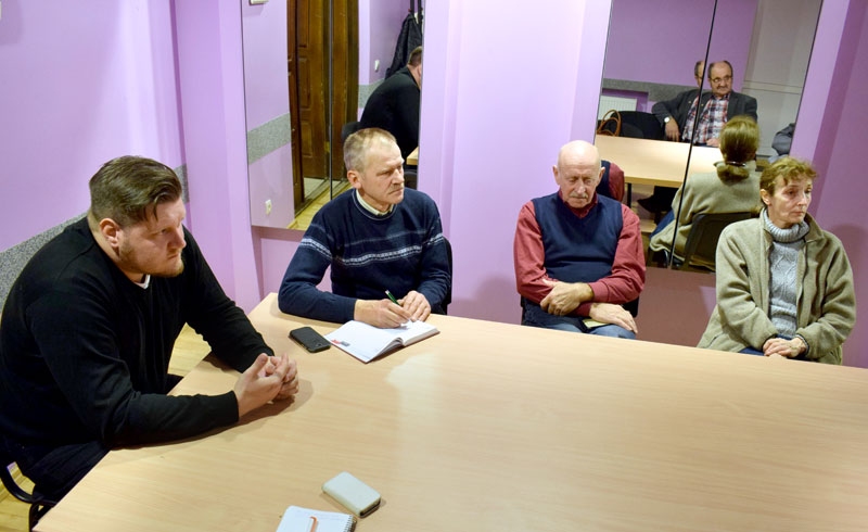 Deputāti Dainis Rijkuris (no kreisās), Mārtiņš Mediņš, Jānis Kalniņš un Vēsma Petruševica uzklausīja Vecumnieku iedzīvotājus.
Autors: Žanna Zālīte