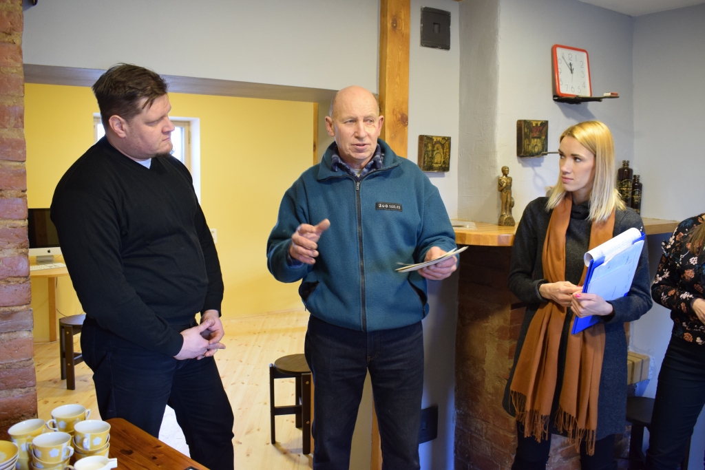 Vērtēšanas komisija apmeklē katru konkursa dalībnieku. «Vecumnieku novada uzņēmēju gada balvu 2018» nominācijā «Gada labdaris» ieguva Stelpes pagasta zemnieku saimniecības «Ozoli» īpašnieks Andris Kalniņš (vidū).
Autors: Žanna Zālīte