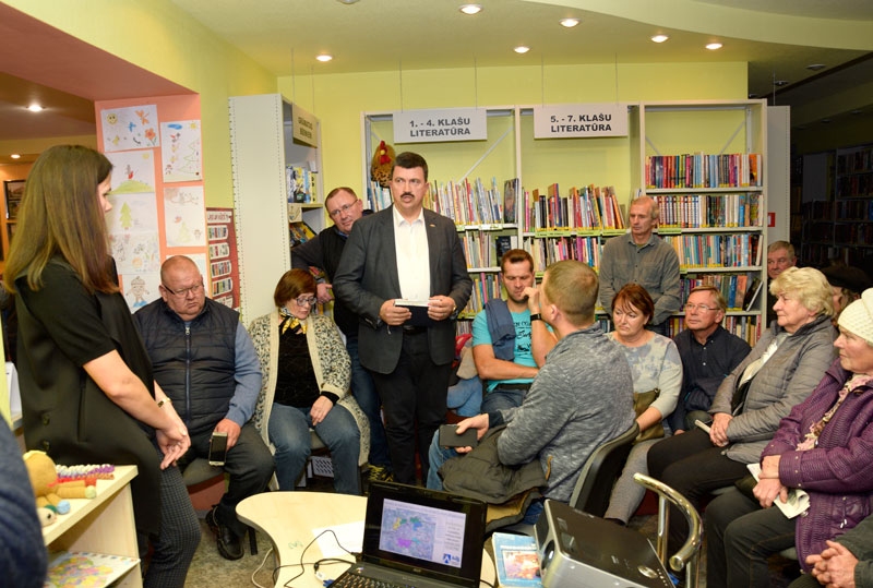 Arnolds Jātnieks, novada domes priekšsēdētājs, (centrā) aicināja iedzīvotājus uz sapratni par to, ka Bauskai ir jāaug.
Autors: Ivars Bogdanovs