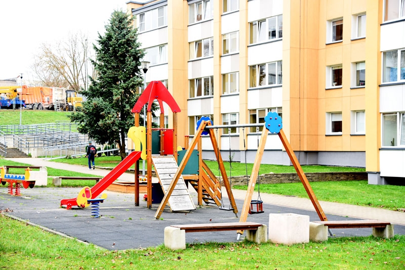 Namu renovāciju Ķelmē mēģina veikt kompleksi – sakārtojot arī mājas apkārtni un autostāvvietas.
Autors: Uldis Varnevičs