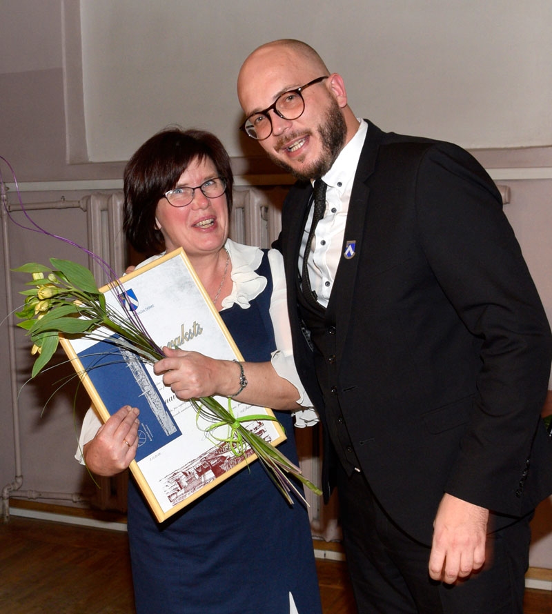 Daina Ārmane, folkloras kopas «Trejupe» un senioru kora «Sarma» vadītāja, kopā ar Bauskas kultūras centra direktoru Jāni Dūmiņu.
Autors: Ivars Bogdanovs