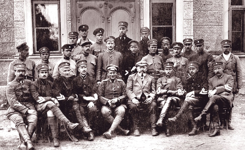 Atsevišķā Bauskas bataljona komandējošais sastāvs Grenctāles muižas kungu mājas priekšā 1919. gada 3. jūlijā.
No kreisās 1. rindā: 1. – leitnants Ūsiņš, 2. – virsleitnants Leons Krafts (vēlāk apbalvots ar LKO), 3. – virsleitnants Gustiņš, 4. – bataljona komandieris kapteinis Vilis Kevej-Gudže, 5. – vācu Brandisa brīvkorpusa komandieris – kapteinis Kords fon Brandiss, kuram Bauskas bataljons bija padots taktiskā ziņā, 6. – bataljona intendants – Budbergas pagasta lauksaimnieks Lindemanis, 7. – virsleitnants Valdemārs Ērmanis (vēlāk apbalvots ar LKO), 8. – kapteinis Neimanis, 9. – leitnants Arnolds Bērziņš; 2. rindā: 1. – leitnants Jānis Vīksne (vēlāk apbalvots ar LKO), 2. – leitnants Juris Kristiņš (vēlāk apbalvots ar LKO), 3. – leitnants Tālivaldis Lepše (vēlāk apbalvots ar LKO), 4. – virsleitnants Rūsiņš, 5. – vācu leitnants Betichers (sākotnējais Bauskas bataljona komandieris), 6. – leitnants Kaktabullis, 7. – virsleitnants Arnolds Nullītis (vēlāk – skolotājs Bauskas ģimnāzijā un ievērojams gleznotājs), 8. – leitnants Brūvers, 9. – virsleitnants Baumanis, 10. – leitnants Saprātnieks, 11. – leitnants Kārkliņš, 12. – virsseržants Kuža; 3. rindā: 1. – leitnants Grikovskis, 2. – ārsts Gailītis, 3. – leitnants Šņoriņš, 4. – adjutants Ronis, 5. – leitnants Jānis Birznieks (vēlāk apbalvots ar LKO).
Autors: no Latvijas Kara muzeja krājuma