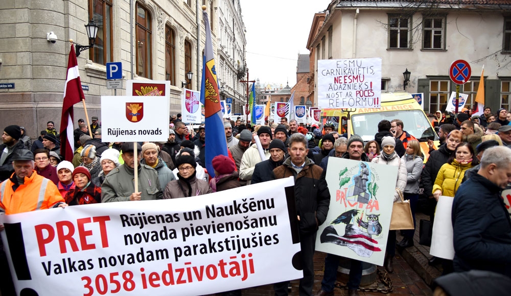 Novadu reformas pretinieki no visas Latvijas 7. novembrī bija ieradušies Rīgā, pie Saeimas.
Autors: Uldis Varnevičs