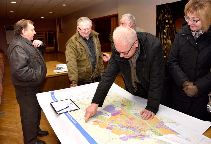 Īslīces pagasta iedzīvotāji sabiedriskajā apspriešanā pēta Bērzkalnu funkcionālā zonējuma karti.
Autors: Ivars Bogdanovs