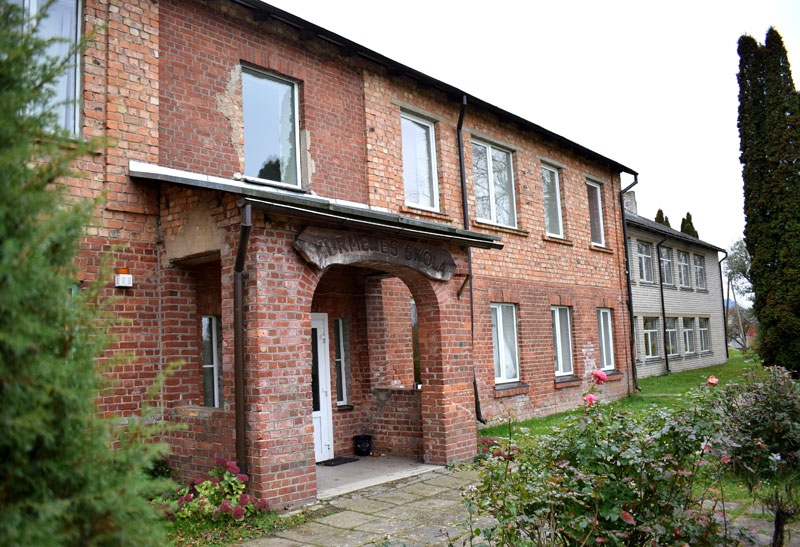 Kurmenes skolā, kur līdz 2011. gadam notika mācības, savulaik bijis internāts, bērnunams, arī dzīvokļi. Vēsturiski sarkano ķieģeļu ēka būvēta saimnieciskām vajadzībām.
Autors: Žanna Zālīte