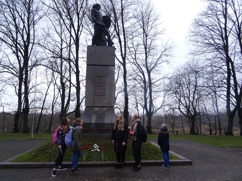 Medijpratības grupa «Bauskas dārgumu meklētāji» pie Brīvības pieminekļa.
Autors: Uldis Varnevičs
