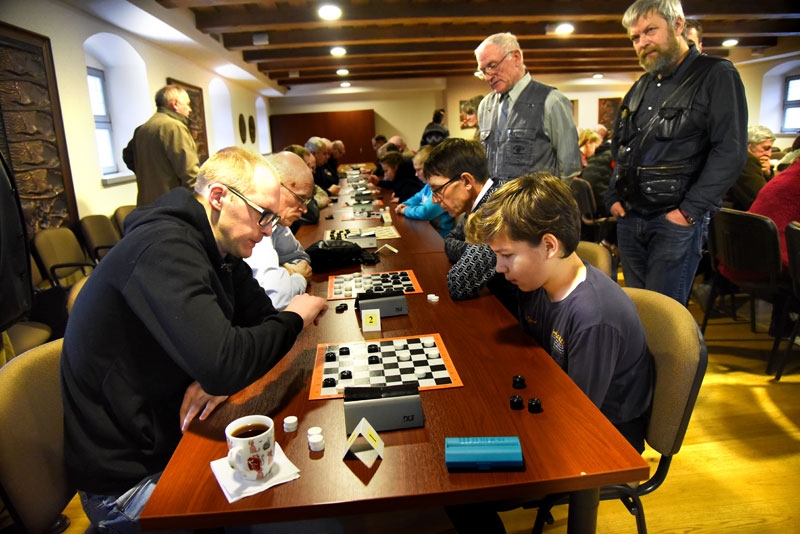 Pie pirmā galdiņa tiekas Mārtiņš Junkurēns (no kreisās) un Denijs Vilhelms Krauklis.
Autors: Uldis Varnevičs