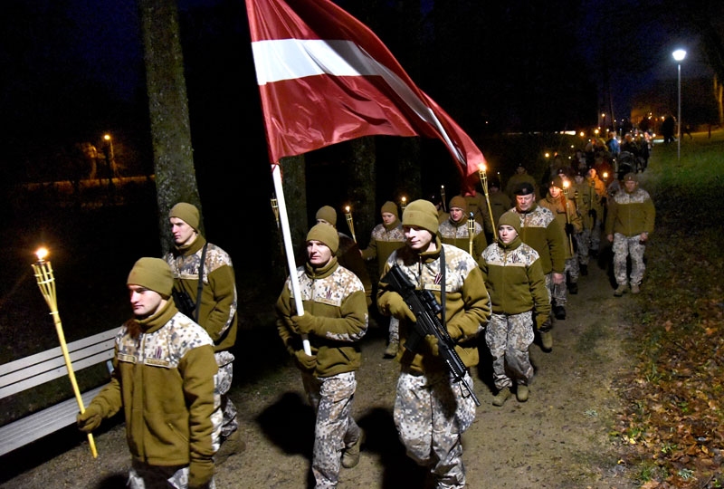 Mežotnes pagastā Lāčplēša dienas lāpu gājiena priekšgalā bija Zemessardzes 53. Bauskas bataljona vīri.
Autors: Uldis Varnevičs