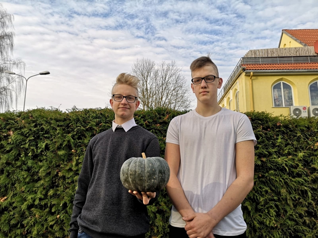 Izziņoti «Swedbank» rīkotā konkursa «Biznesa skices» pusfināla rezultāti un nosauktas tās 10 komandas, kuras turpinās cīņu par finansējumu savu biznesa ideju attīstīšanai. Finālistu vidū ir arī  Bauskas 2. vidusskolas 10. klases audzēkņi – Emīls Upenieks (no kreisās) un Emīls Čeika.
Autors: No albuma.