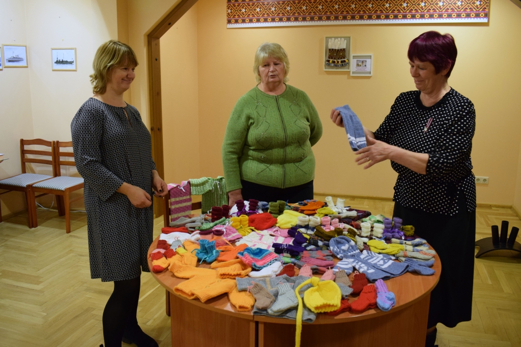 Rokdarbnieces Daina Pelne (no kreisās), Skaidrīte Fiļimonova un Brigita Krauze aplūko labdarības projektā «Sirds siltuma darbnīca» radītos adījumus mazuļiem.
Autors: Žanna Zālīte