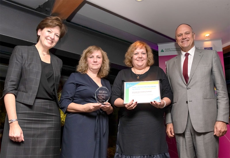 Apbalvošanas ceremonijā Helsinkos – Antra Pāruma (otrā no labās) un Solvita Dārziņa.
Autors: no jalatvia.lv