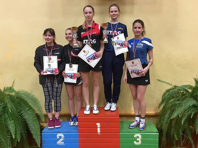 Dubultspēļu turnīrā pirmo vietu izcīnīja Rēzija Meļķe (no labās) un Sabine Musajeva.
Autors: no lgtf.lv