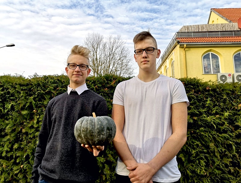 Konkursa dalībnieki Emīls Upenieks (no kreisās) un Emīls Čeika prezentē uzņēmuma galveno izejvielu – ķirbi.
Autors: no puišu personiskā arhīva