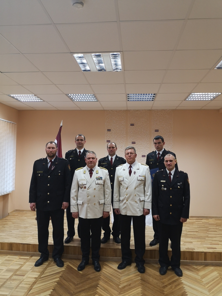 Jelgavā apbalvotie ar dienesta un Zemgales vadību, kā arī Bauskas un Iecavas komandieriem: (no kreisās) Aleksandrs Ivanovs, VUGD Iecavas posteņa komandieris, un Vadims Kuzmičs (no labās), VUGD Bauskas daļas komandieris, (otrais no kreisās) ģenerālis Oskars Āboliņš, VUGD priekšnieks, pulkvedis Dainis Bērziņš, VUGD Zemgales reģiona brigādes komandieris, (otrajā rindā no kreisās) Vecumnieku posteņa ugunsdzēsējs-glābējs (autovadītājs) kaprālis Timurs Dukāts, Vecumnieku posteņa ugunsdzēsējs-glābējs (autovadītājs) kaprālis Guntis Grantiņš, Bauskas daļas ugunsdzēsējs-glābējs kaprālis Ingars Ķiselis.
Autors: VUGD