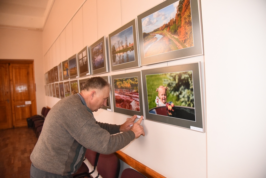 Māris Kreitenbergs izkārto izstādes «Latvijai» fotogrāfijas.
Autors: Uldis Varnevičs