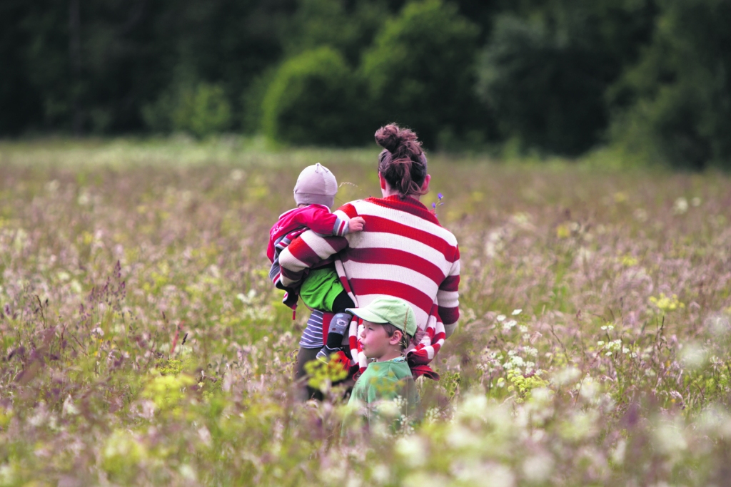 Linda: «Cilvēki saka, ka ir aizbraukuši [no Latvijas], jo viņiem ir svarīgi dzīvot komfortā. Bet es saku – šis ir mans komforts, varu pļavā noplūkt pelašķus un vakarā dzert tēju, nevis visu dienu strādāt, lai pēc tam pirktu tēju glītā dizainera veidotā un plastmasā ietītā iepakojumā.»