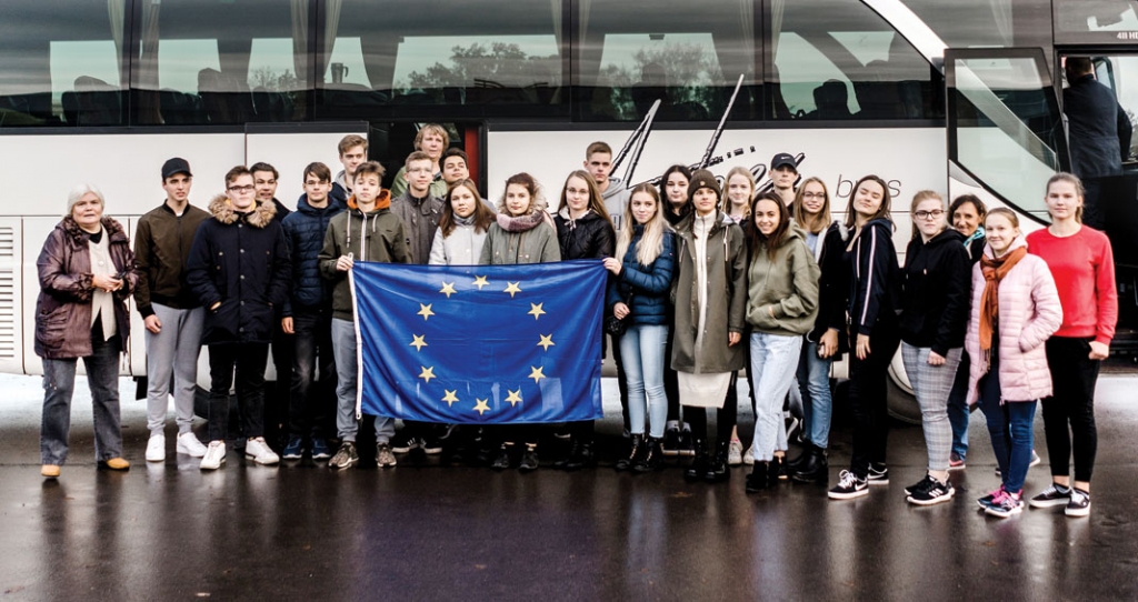 Bauskas Valsts ģimnāzijas un Madlienas vidusskolas jaunieši kopā ar skolotājiem pirms svarīgā brauciena vēl Bauskā. Tūlīt viss sāksies, Eiropas Parlaments gaida, priekšā - ceļš un daudz patīkamu emociju!
Autors: Elīza Stella Štraumane