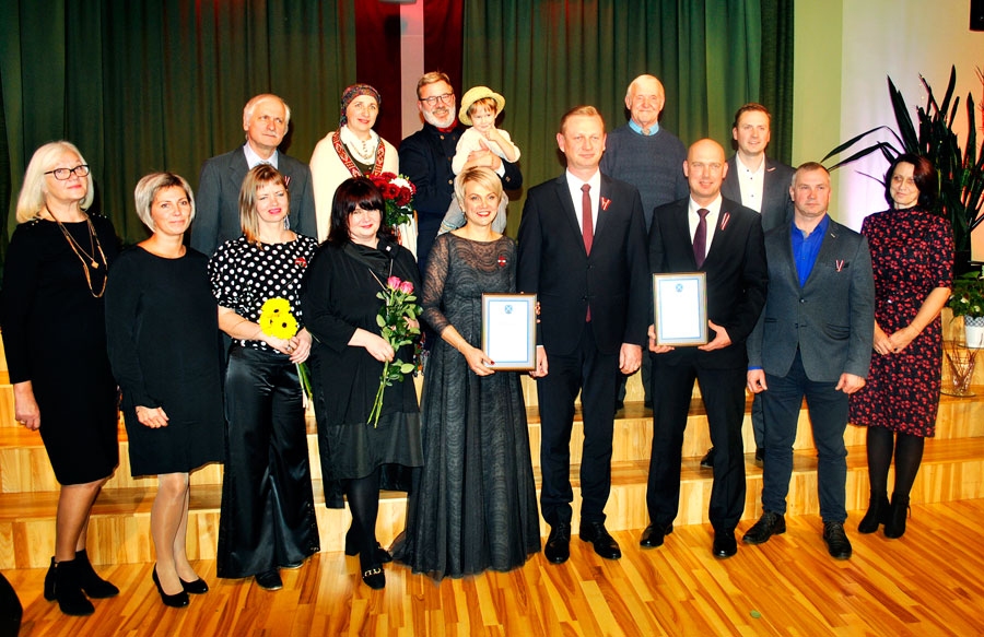 Iecavā valsts svētku sarīkojuma izskaņā suminātie novadnieki kopbildē – Iecavas Gada cilvēki Ilze Kalniņa-Dauga (piektā no kreisās pirmajā rindā) un Jānis Miezers (trešais no labās pirmajā rindā) kopā ar domes priekšsēdētāju Aivaru Mačeku un iedzīvotāju īstenoto projektu pārstāvjiem.
Autors: Māris Krūmiņš