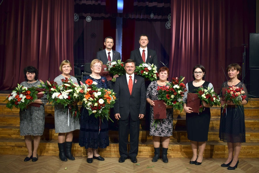 Ar goda rakstu apbalvotie – Inese Pumpure (no kreisās), Velga Strūberga, Anita Nagle, Jevgenija Sīpola, Dace Rozenberga, Iveta Grantiņa, Reno Roga (no labās), Vasilijs Ņikiforovs – kopā ar Vecumnieku novada domes priekšsēdētāju Gunti Kalniņu (pirmajā rindā vidū). Austra Auguste un Normunds Everts apbalvojumu saņēma jau iepriekš.
Autors: Žanna Zālīte