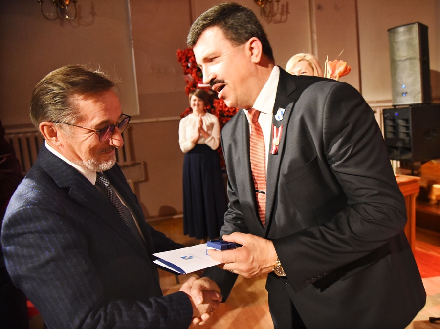 Vladimiram Barskovam apbalvojumu «Goda pilsonis» pasniedz Arnolds Jātnieks.
Autors: Uldis Varnevičs