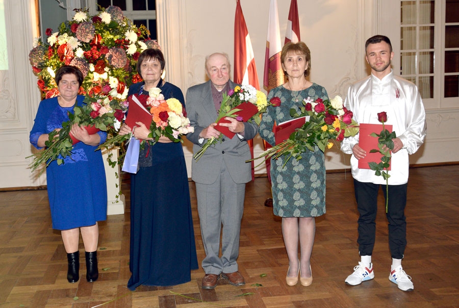 Ar goda rakstu apbalvotie rundālieši – (no kreisās) Tamāra Bigaņiča, Solveiga Ikerte, Valdis Saprons, Anna Vasiļevska. Ivetas Burkānes apbalvojumu saņēma dēls Kristiāns.
Autors: Ivars Bogdanovs