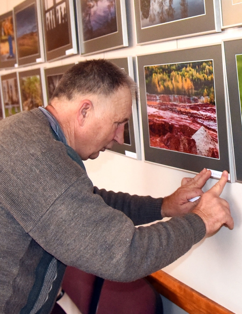Māris Kreitenbergs izkārto izstādes «Latvijai» fotogrāfijas.
Autors: Uldis Varnevičs