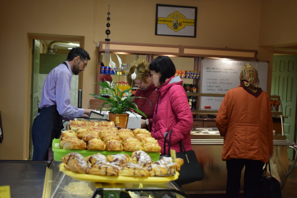 Aleksandrs Drava strādā bufetē un apkalpo gan pusdienotājus, gan tos, kuri ieradušies pēc pasūtītajiem labumiem.
Autors: Žanna Zālīte