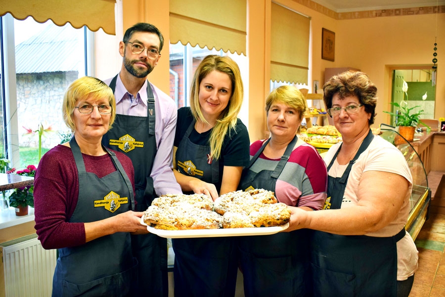 Kafejnīcas «Drava» komanda Vecumniekos apmeklētājus sagaidīja jaunos formastērpos un ar kliņģeriem.
Autors: Žanna Zālīte