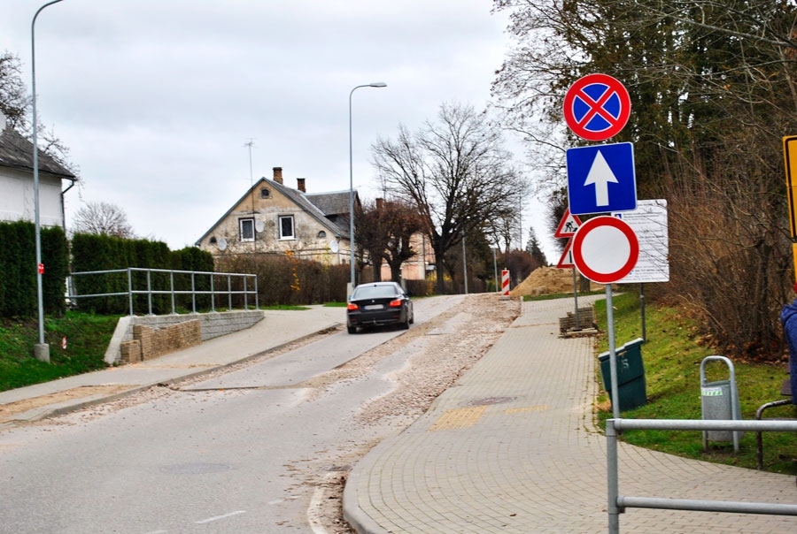 Bauskā, Pilskalna ielā, būvdarbi tiks turpināti tikai nākamā gada pavasarī. Pilskalna ielas posmā no 1. maija līdz Pionieru ielai braukt aizliegts.
Autors: Māris Krūmiņš